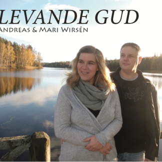 Mari och andreas står och ser glada ut framför en sjö